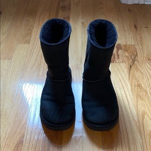 Pre-Loved Women’s UGG Classic Short II - size 9